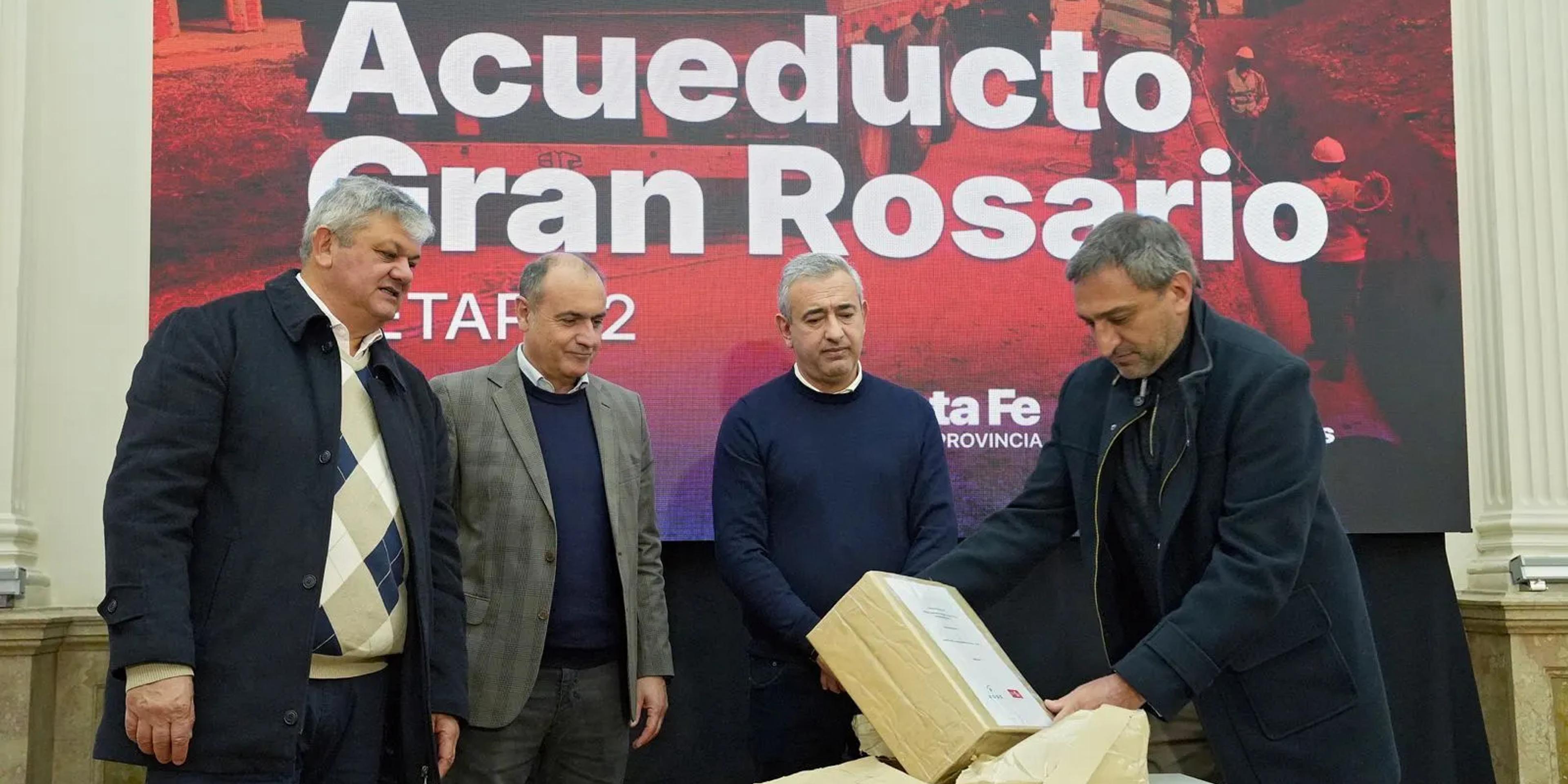 Los funcionarios sacando los sobres.
