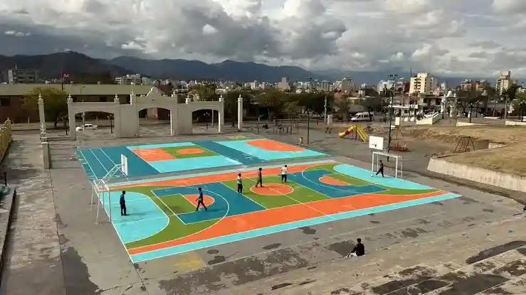 Salta renueva la Plaza España.