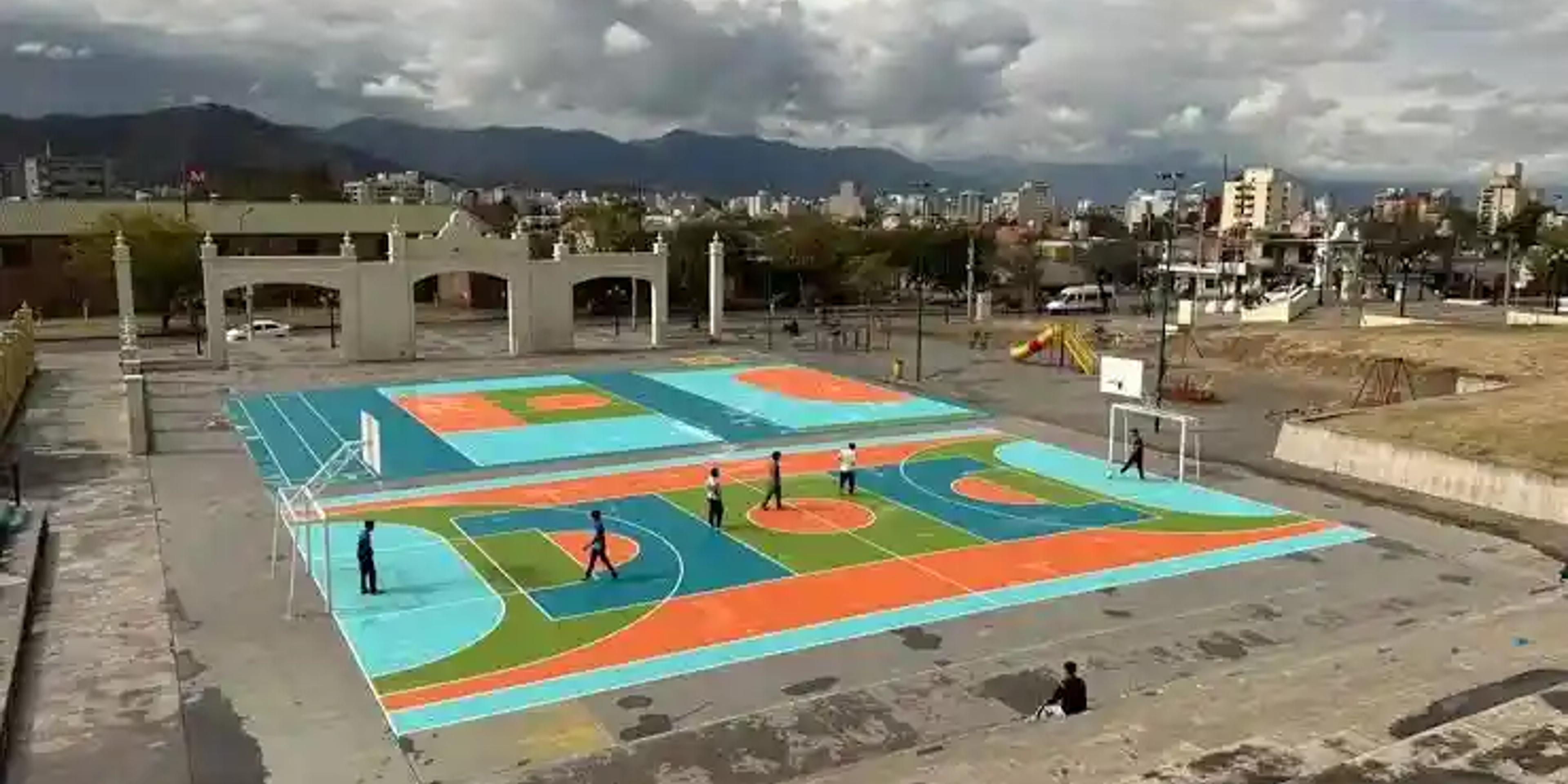 Salta renueva la Plaza España.
