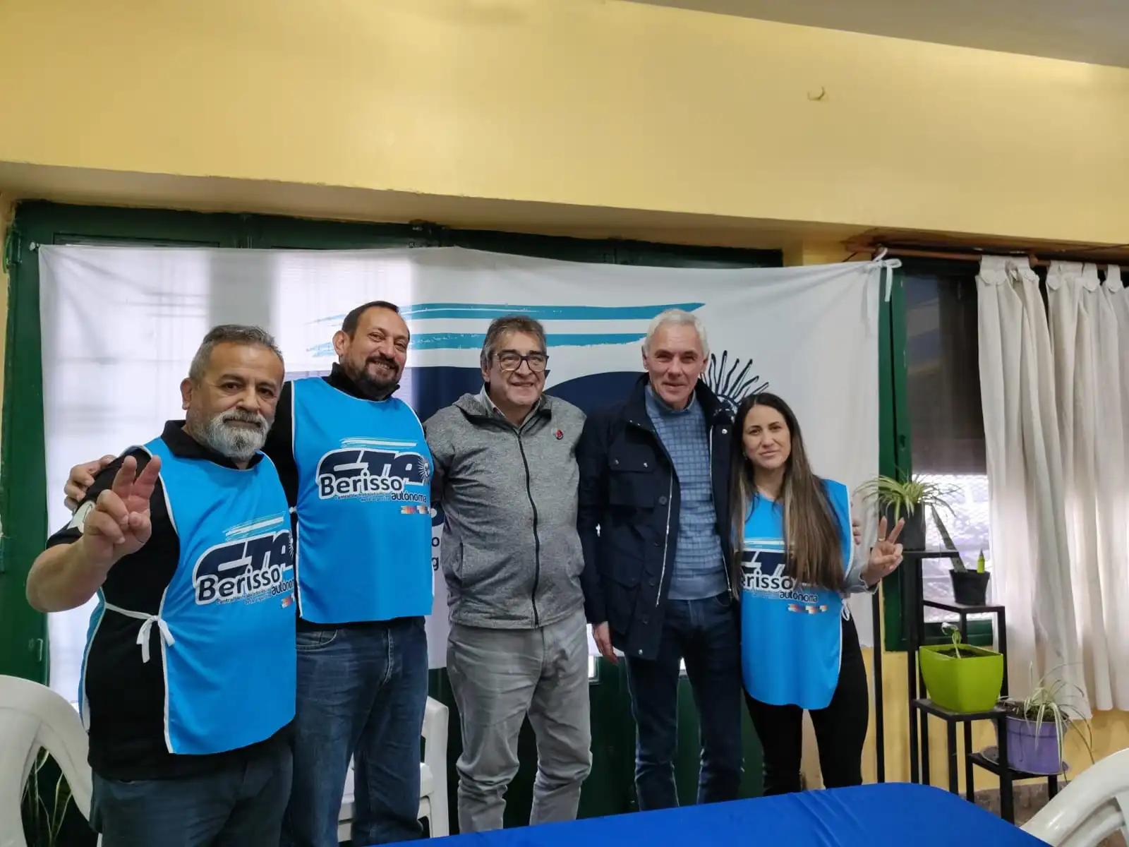 Los dirigentes junto al intendente de Berisso.