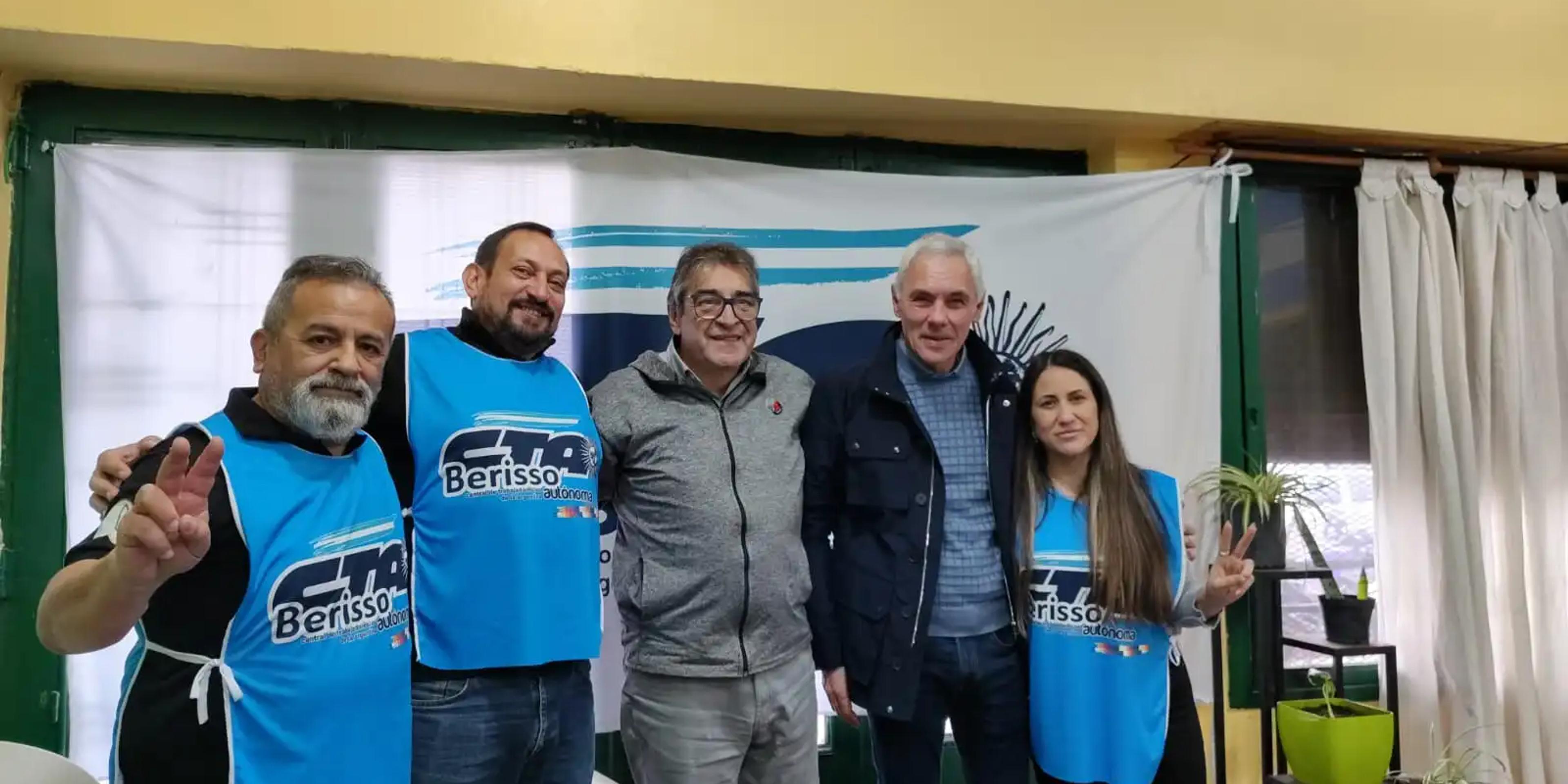 Los dirigentes junto al intendente de Berisso.