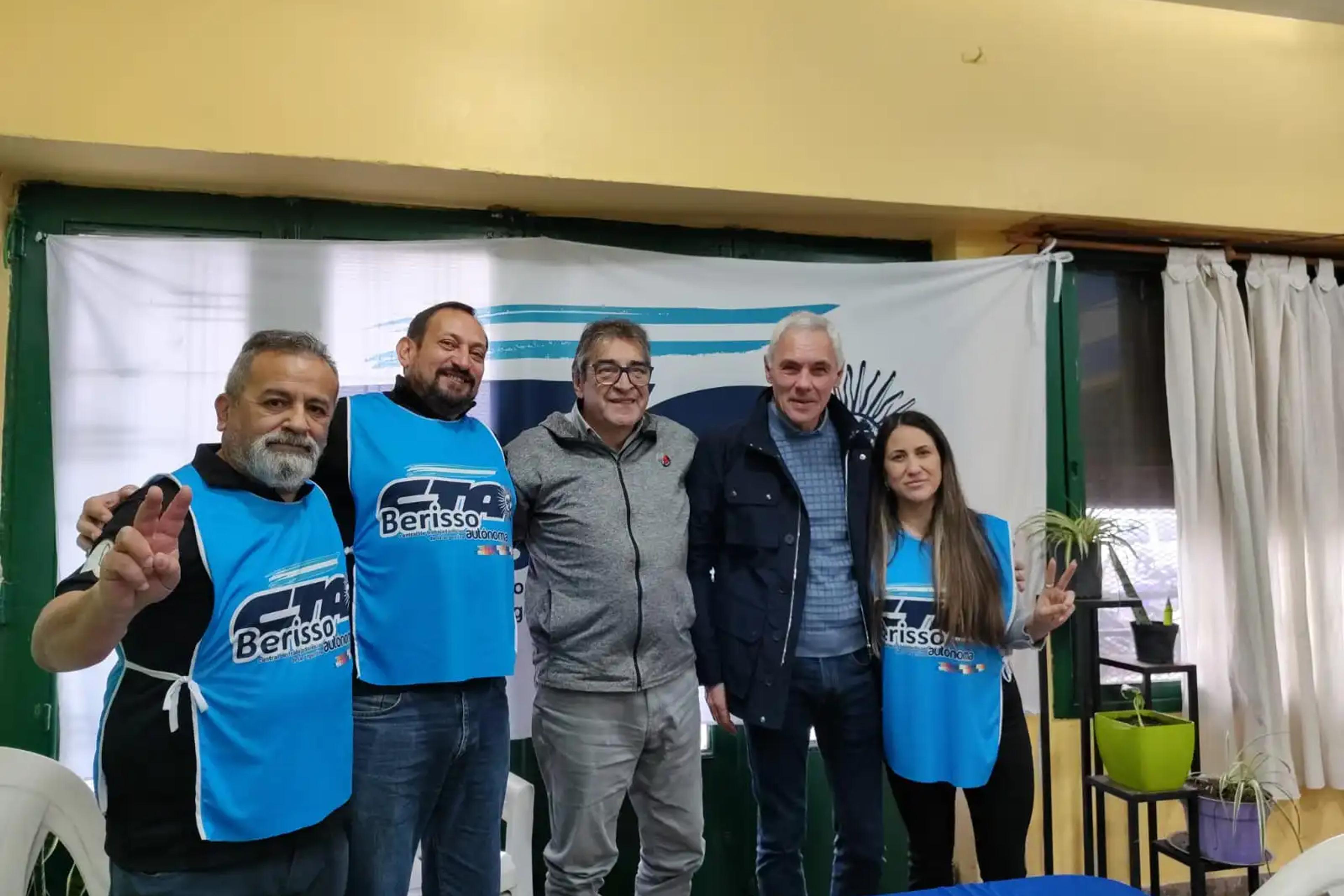 Los dirigentes junto al intendente de Berisso.