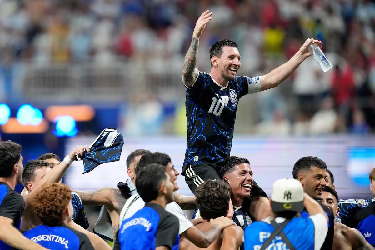 Todos junto a Messi.