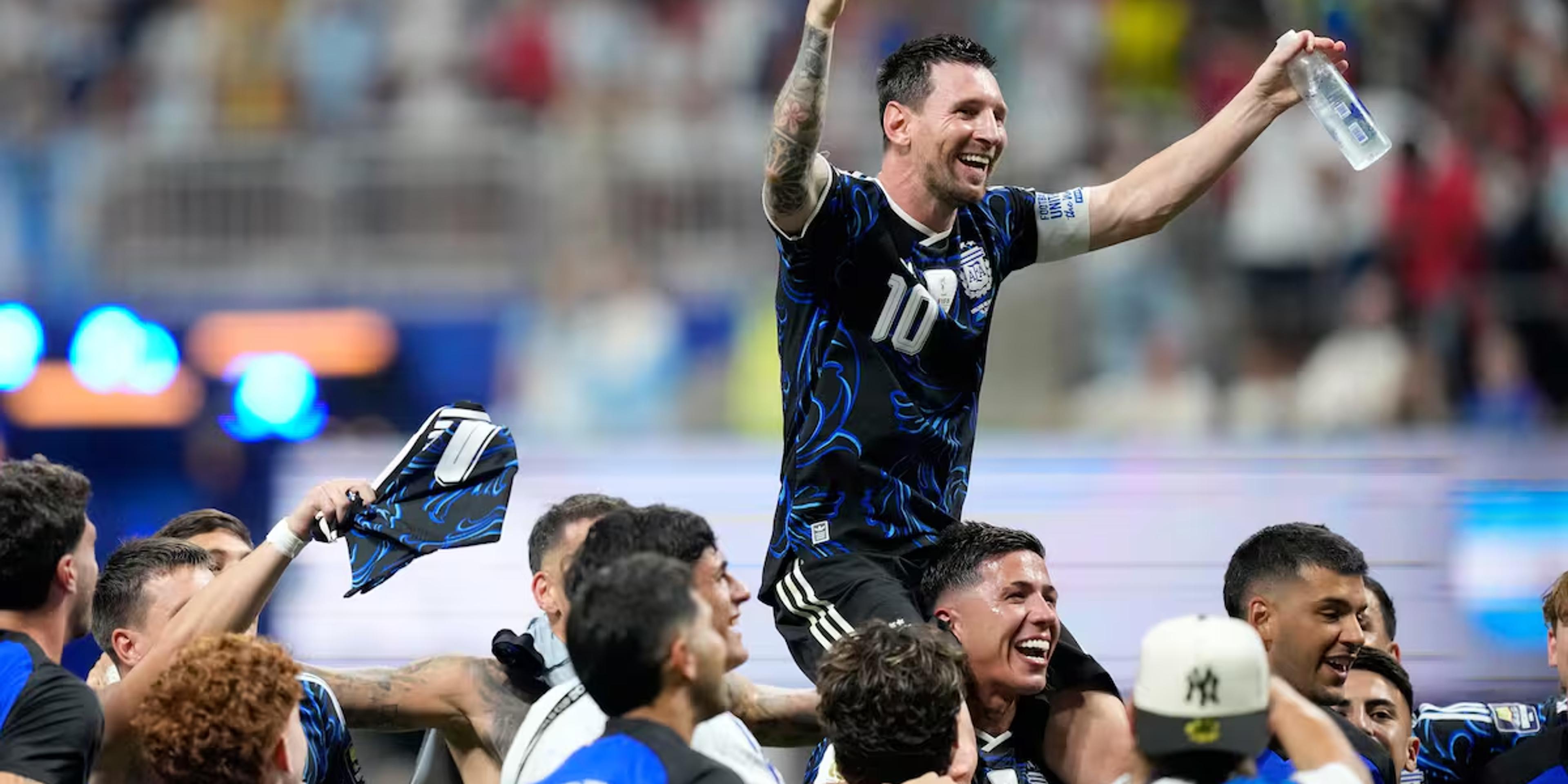 Todos junto a Messi.