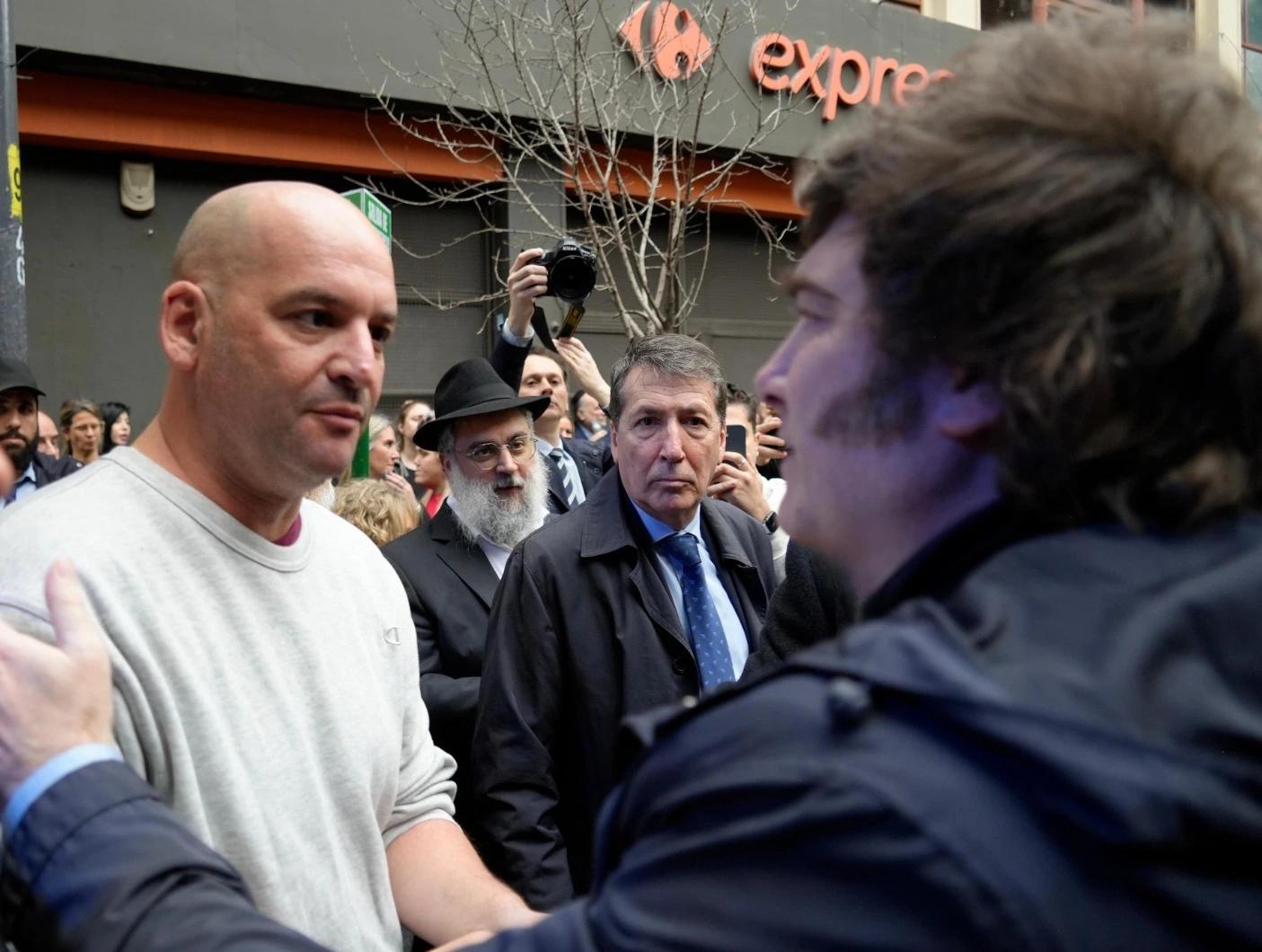 Saludo y emoción en el acto.