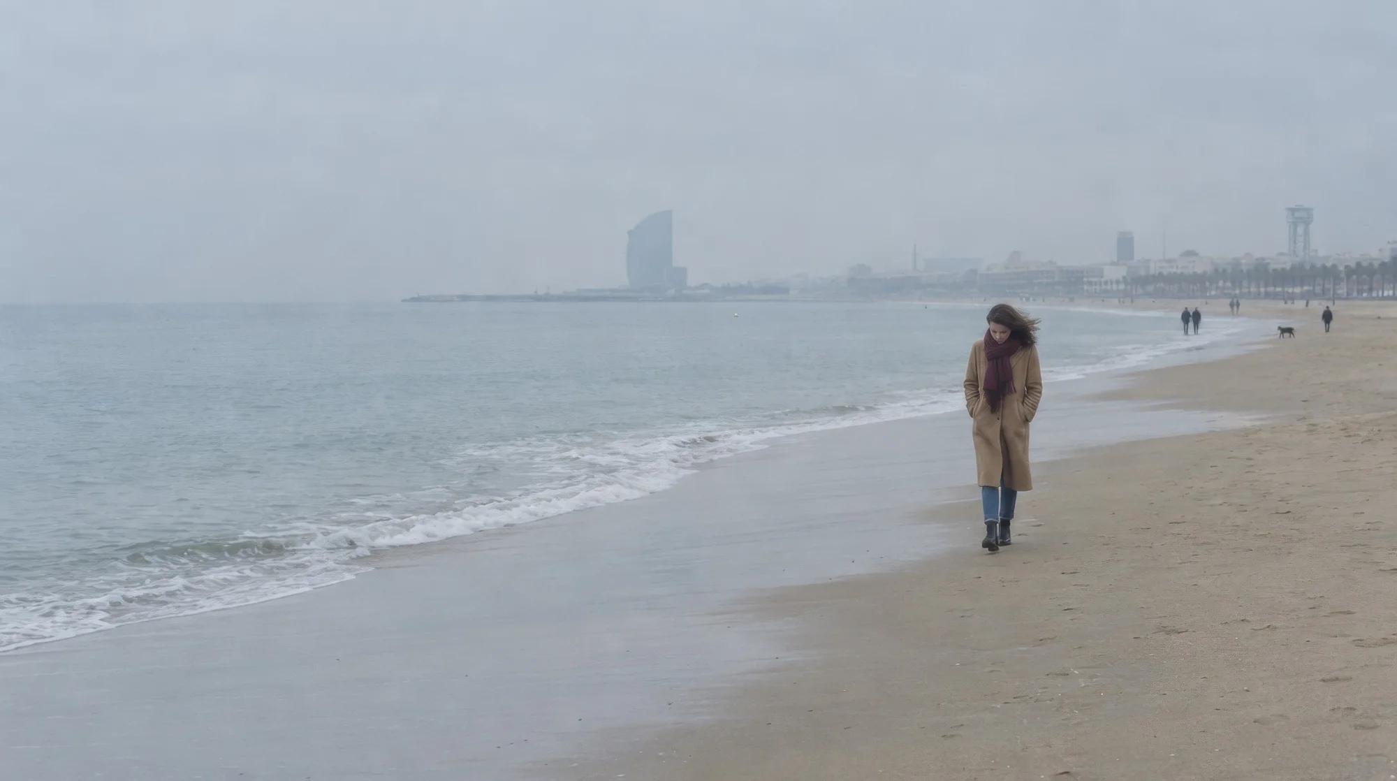 Mujer paseando sola por la playa de la Barceloneta un día gris de invierno