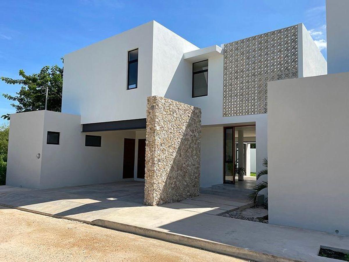 Casa moderna ubicada en el norte de Mérida, Yucatán. La arquitectura presenta un diseño minimalista contemporáneo con paredes de estuco blanco y líneas limpias.