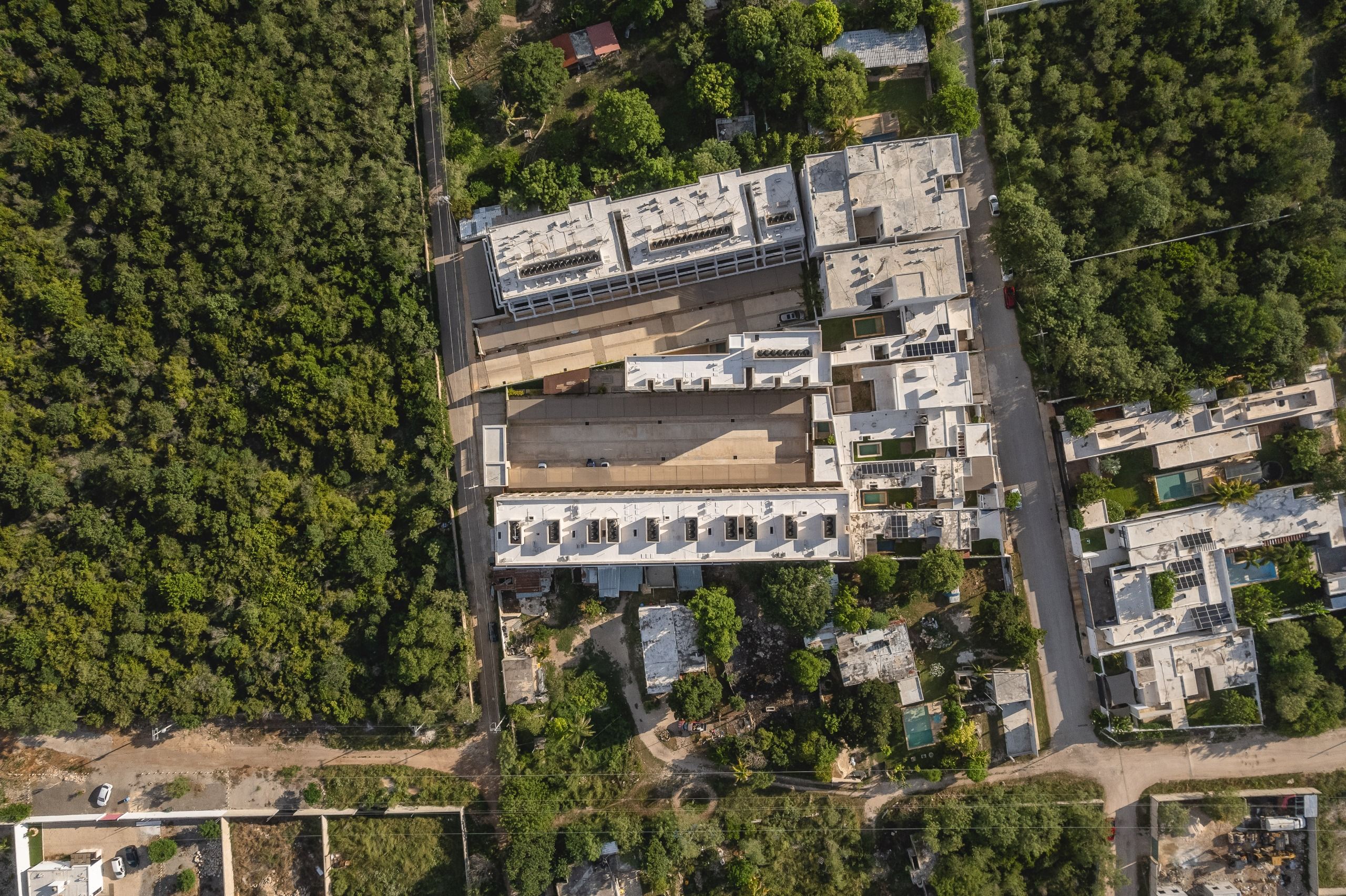Vista aérea del complejo residencial. El diseño prioriza el confort térmico y la privacidad, respondiendo al clima cálido y húmedo de la región.