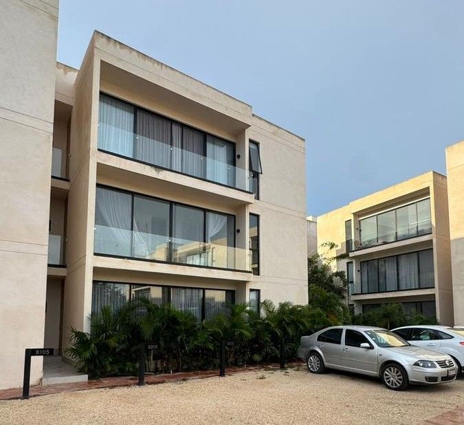 Modernos edificio de departamentos situado dentro de una exclusiva comunidad