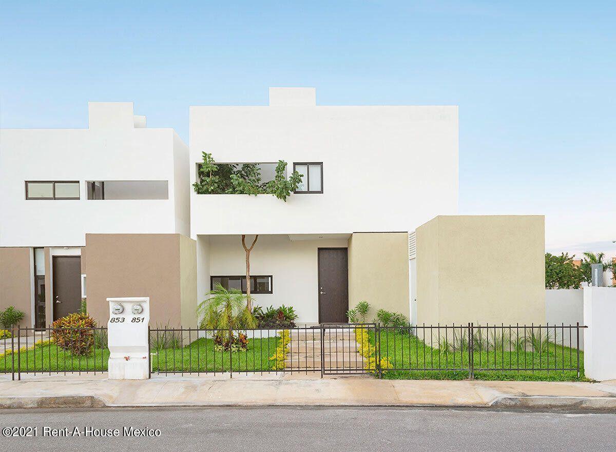 Casa residencial ubicada en el desarrollo Real Montejo en Mérida, Yucatán, México.  Es una casa de estilo moderno con exterior blanco y beige.