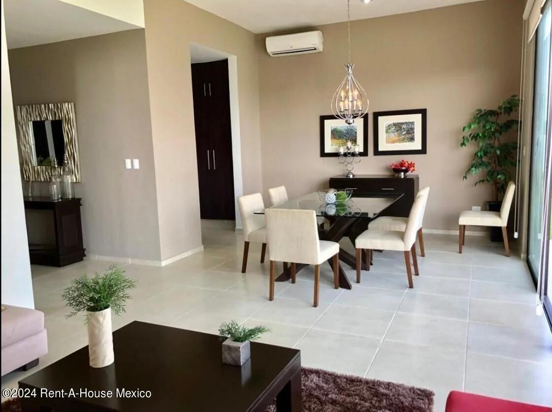  Interior de una casa moderna con una sala de estar y comedor de planta abierta. 