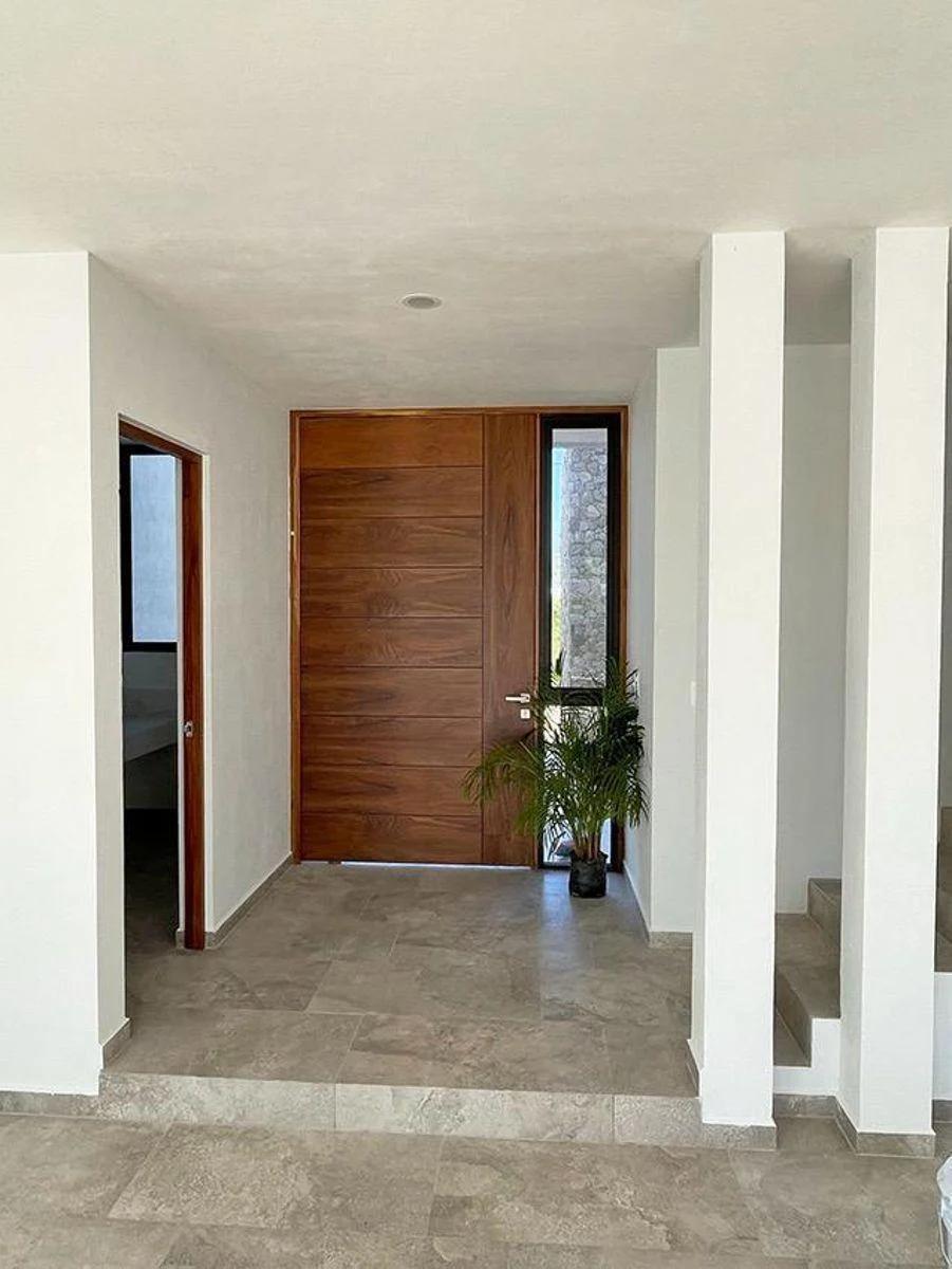 Entrada de una casa moderna en venta en Dzityá, al norte de Mérida, Yucatán.  