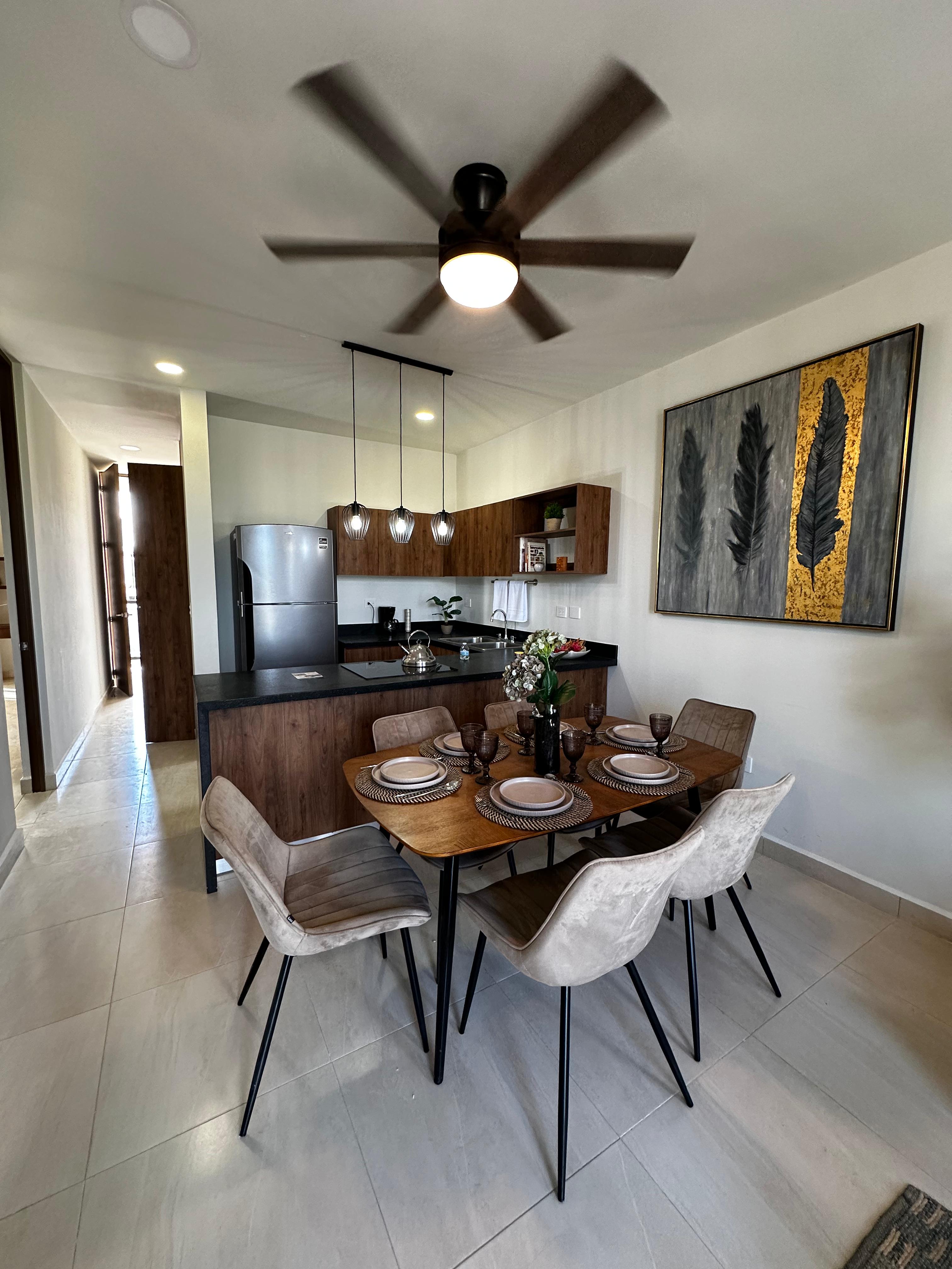 Departamento moderno, completamente amueblado con área de comedor y cocina, en Mérida, Yucatán.