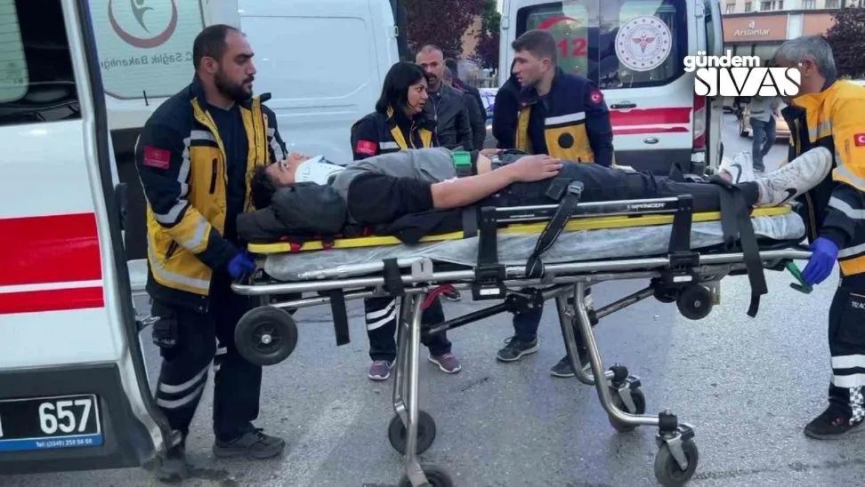 Sivas'ta Otomobil ve Motosiklet Çarpıştı: 2 Yaralı!
