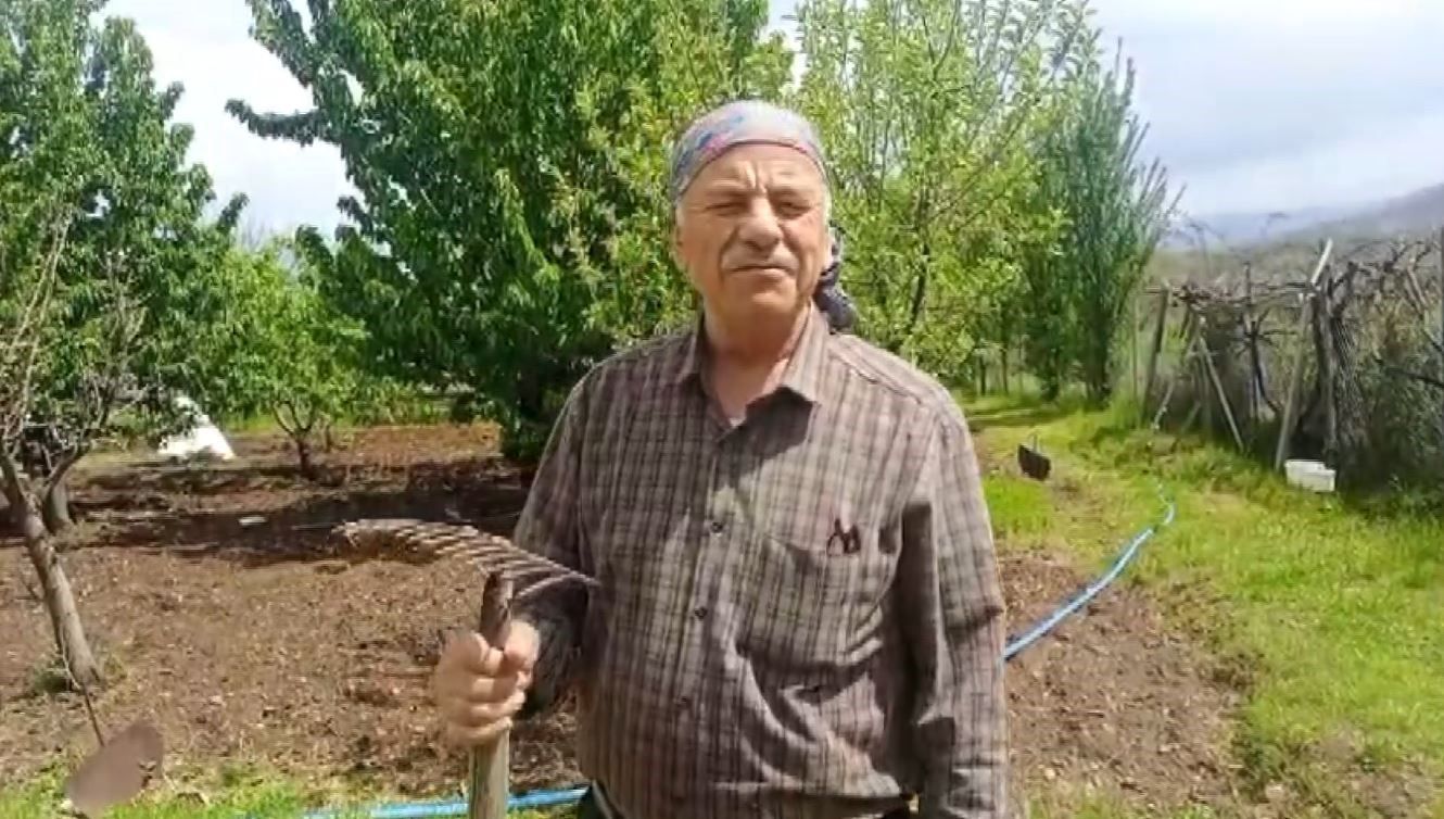 📰 Çiftçinin Sansarla Samimi Diyaloğu Gülümsetti: Doğadan 1 Dakikalık Sıcak An