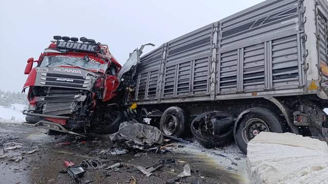 Sivas’ta Çamlıbel Geçidi’nde Feci Tır Kazası: 1 Ölü, 2 Ağır Yaralı