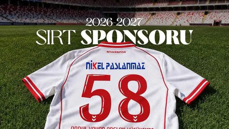 Sivasspor'un formasında Nikel Paslanmaz yazılı, stadyumda çekilmiş bir görüntü.