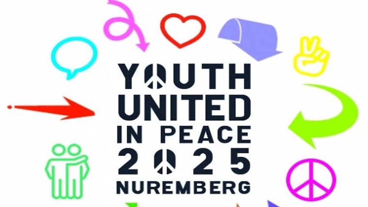 Renkli barış sembolleri ve oklarla çevrili “Youth United in Peace 2025 Nürnberg” yazısı