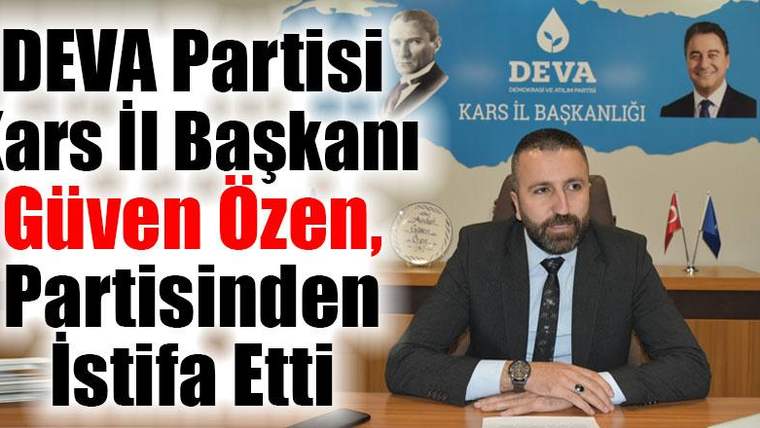 DEVA Partisi Kars İl Başkanlığı ofisinde oturan bir kişi, masasında belgelerle birlikte görünüyor.