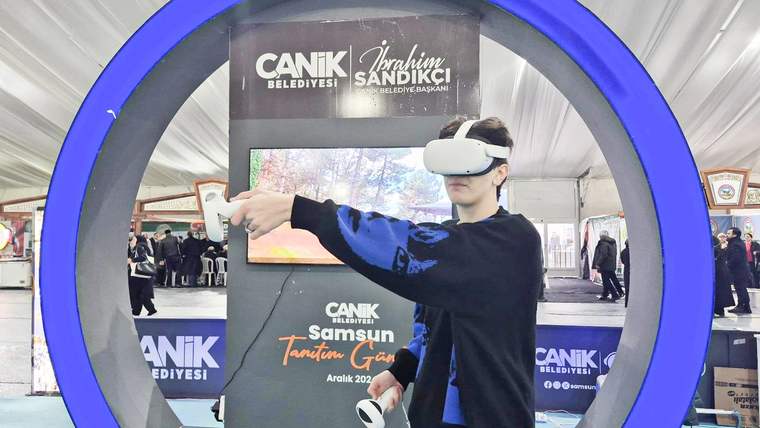 Sanal gerçeklik gözlüğü takan bir genç, mavi çerçeveli bir alanda oyun oynuyor.