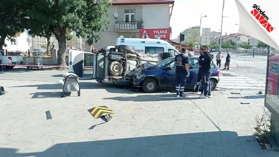 Kaza Sonrası Hafif Ticari Araç Yan Yattı: 2 Yaralı