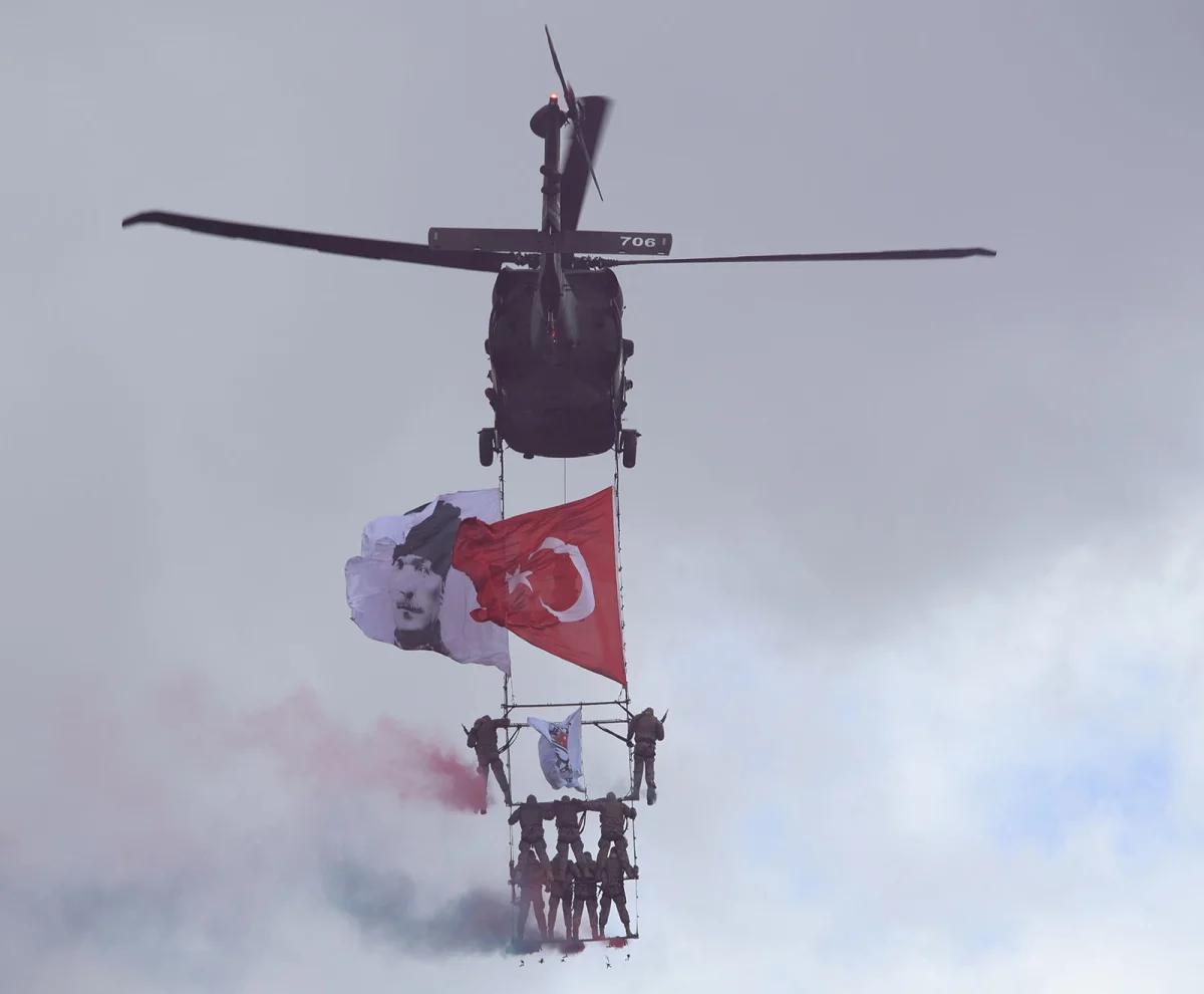 Sivas’ta Polis Haftası’na Damga Vuran An: Helikopterden Türk Bayrağı Açıldı