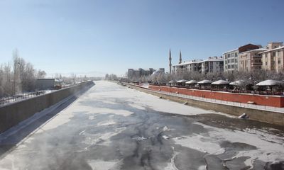 Sivas’ta Dondurucu Soğuk Rekoru: Kızılırmak Buz Tuttu, “Eski Kışlar Geri Geldi” Sözleri Yeniden Duyuldu