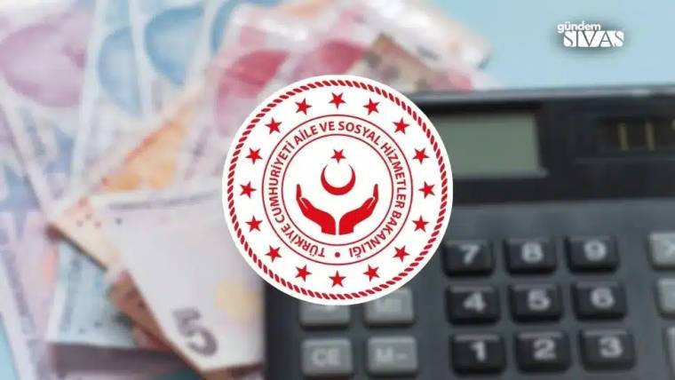 Üzerinde Türkiye Cumhuriyeti Aile ve Sosyal Hizmetler Bakanlığı logosu bulunan bir hesap makinesi, arka planda banknotlarla birlikte yer alıyor.