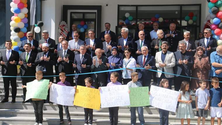 Sivas’ta Hayırsever Burhan Haksever’den 12 Derslikli İlkokul: Dualarla Açıldı