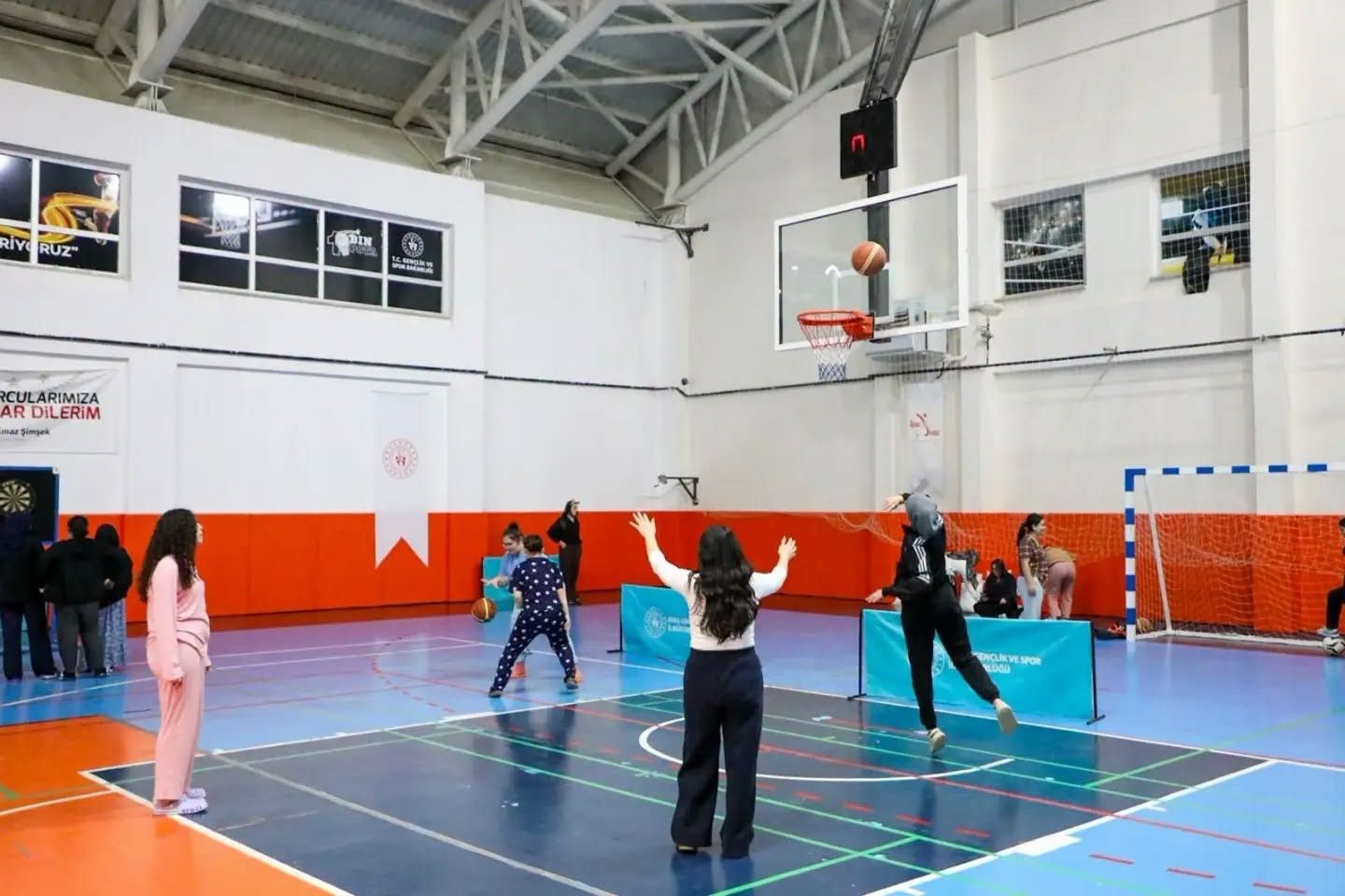 Yurtlarda kalan öğrenciler sporla ortak etkinlikte buluştu