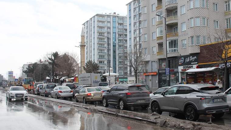 Sivas'ta bir cadde üzerinde park halindeki araçlar ve apartmanlar görünmekte.