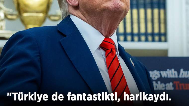 Lacivert takım elbiseli, kırmızı çizgili kravat takan bir kişinin önünde kitaplık ve alıntı metni görülüyor.