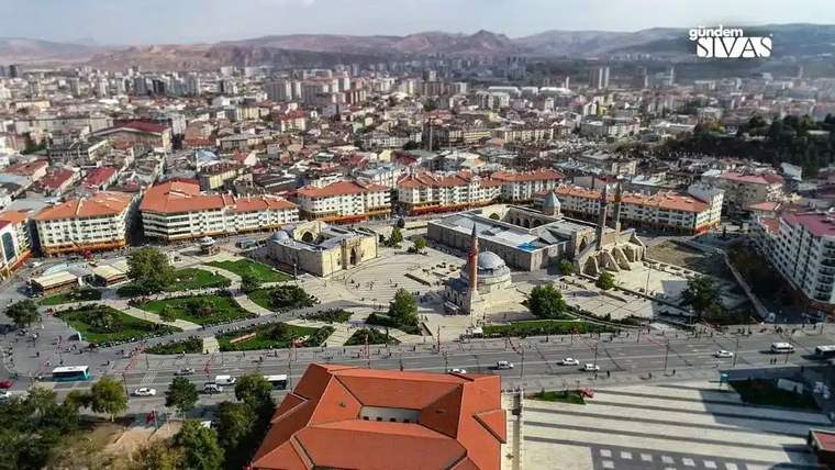 Sivas şehir merkezi, tarihi yapılar ve yeşil alanlarla birlikte görünmekte.