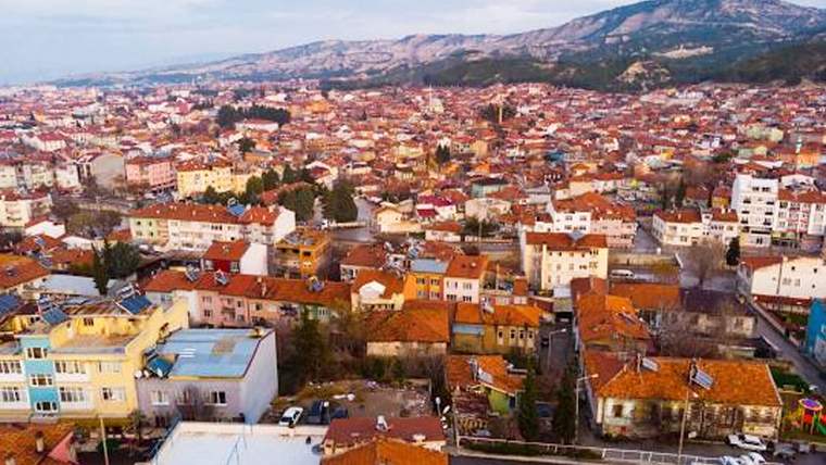 Burdur'un evleri ve dağ manzarası, hava fotoğrafında görünmekte.