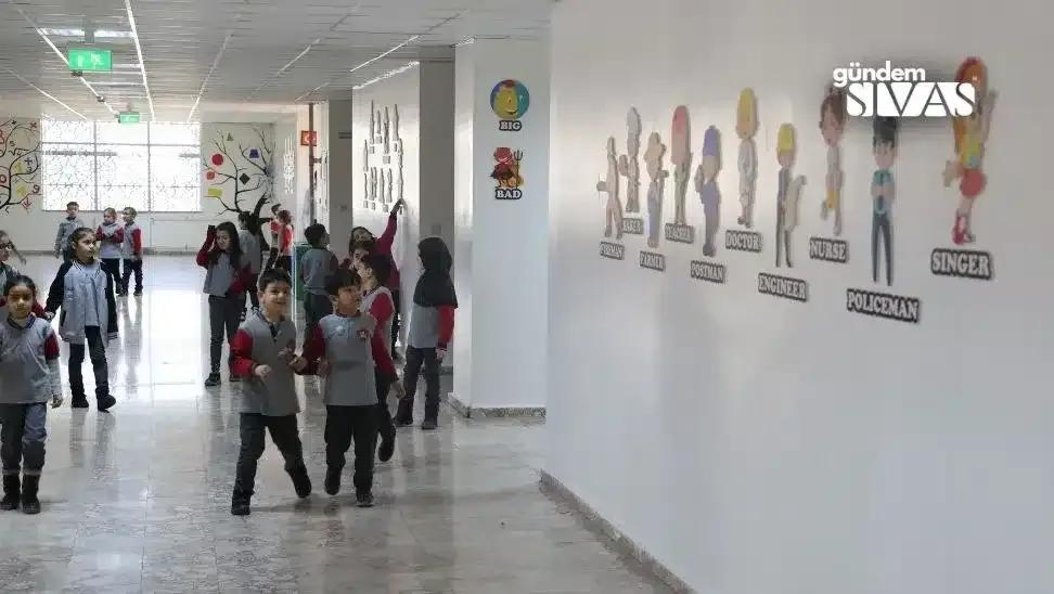 Öğrenciler İngilizceyi Koridorlarda Keşfediyor