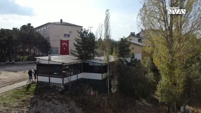 Sivas'ta Ağaç Sevgisiyle Takdir Topluyor