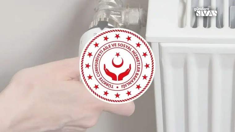 Bir el, beyaz bir radyatörün vanasını açıyor; arka planda Türkiye Cumhuriyeti Aile ve Sosyal Hizmetler Bakanlığı logosu var.