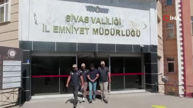 Üzerinde Sivas Valiliği ve İl Emniyet Müdürlüğü yazan binadan dört kişi birlikte çıkıyor.