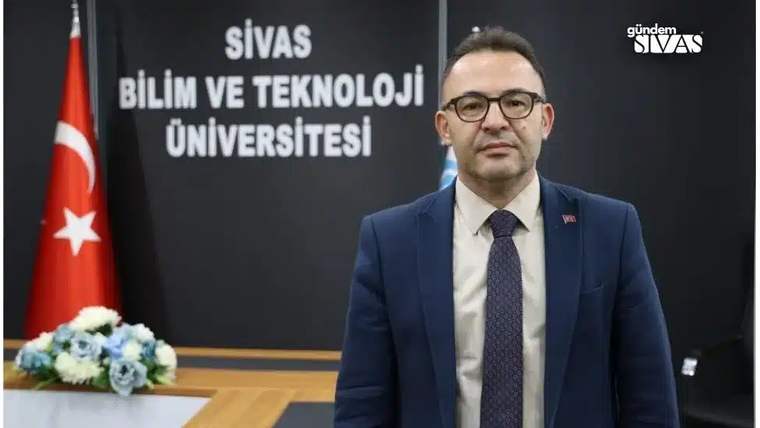 Gözlüklü bir kişi, üzerinde Sivas Bilim ve Teknoloji Üniversitesi yazan panonun önünde duruyor.