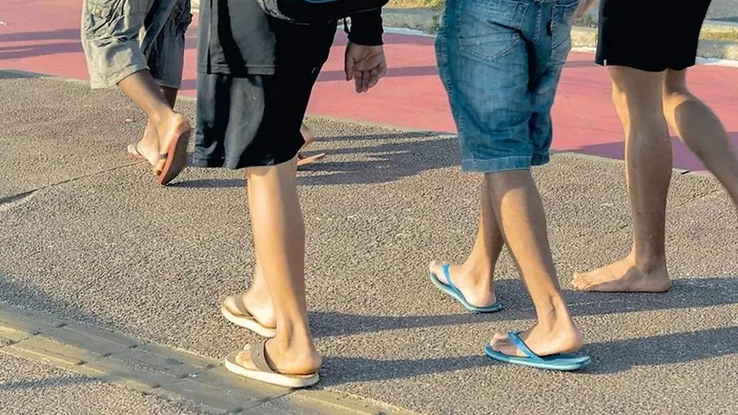 Parmak Arası Terlik Giyerken Bir Kez Daha Düşünün!