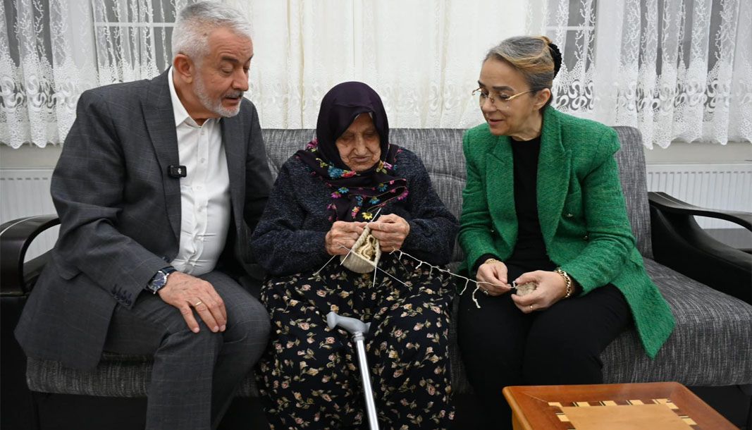 Zeynep teyzeden gönül veren bağış ve Cumhurbaşkanı Erdoğan’a hediye çorap - Birlik Haber Ajansı