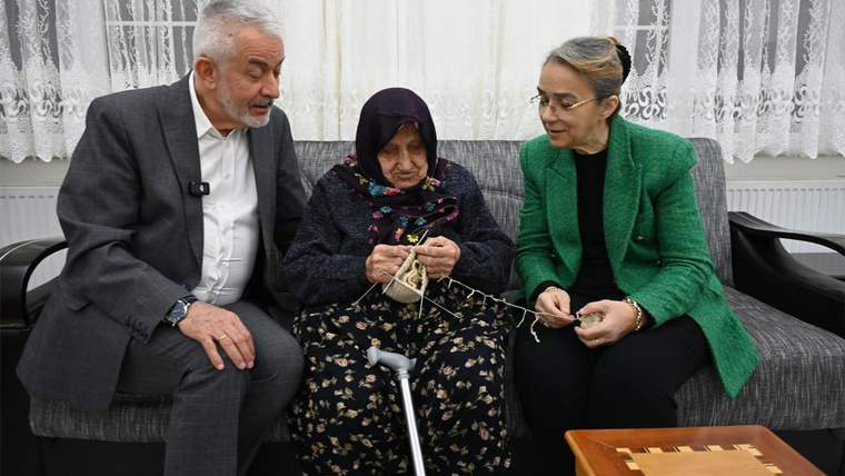 Zeynep teyzeden gönül veren bağış ve Cumhurbaşkanı Erdoğan’a hediye çorap - Birlik Haber Ajansı