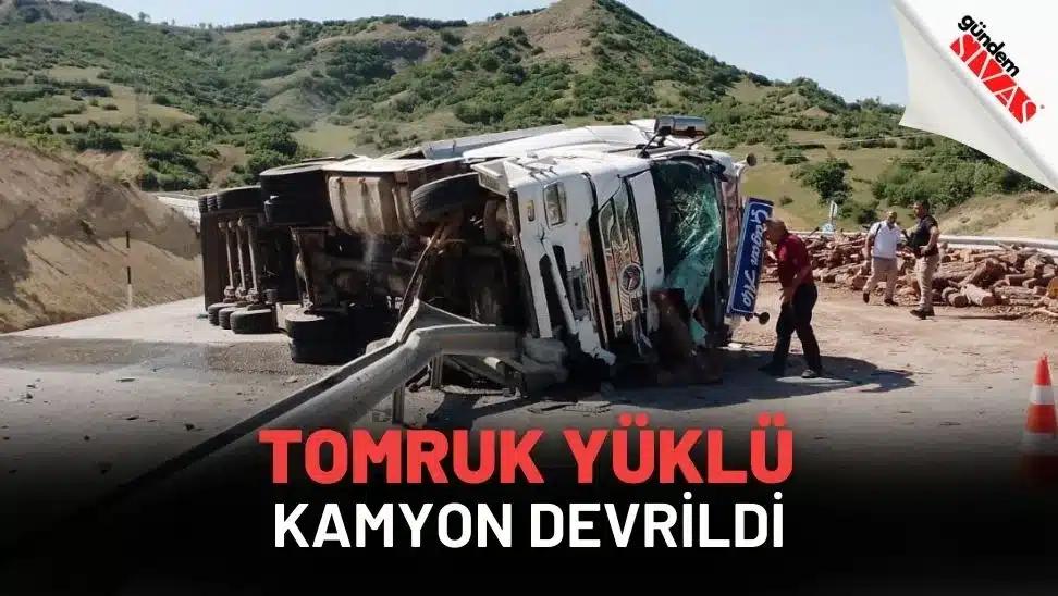 Sivas’ta Tomruk Yüklü Kamyon Devrildi