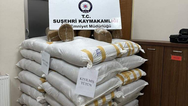 Üzerinde “Kıyılmış Tütün” yazılı çuvallar, bir odada Suşehri Kaymakamlığı Emniyet Müdürlüğü tabelası önünde istiflenmiş.