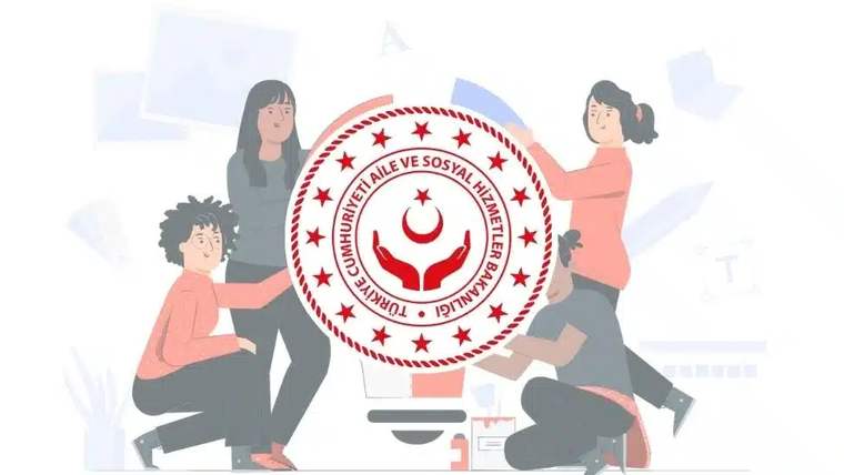 Aile ve Sosyal Hizmetler Bakanlığı logosu önünde, bilgisayar çevresinde oturan ve duran dört kişi görülüyor.