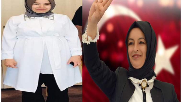 İki kadın, biri beyaz bir elbise giymekte, diğeri ise siyah bir ceketle elini havaya kaldırmakta.