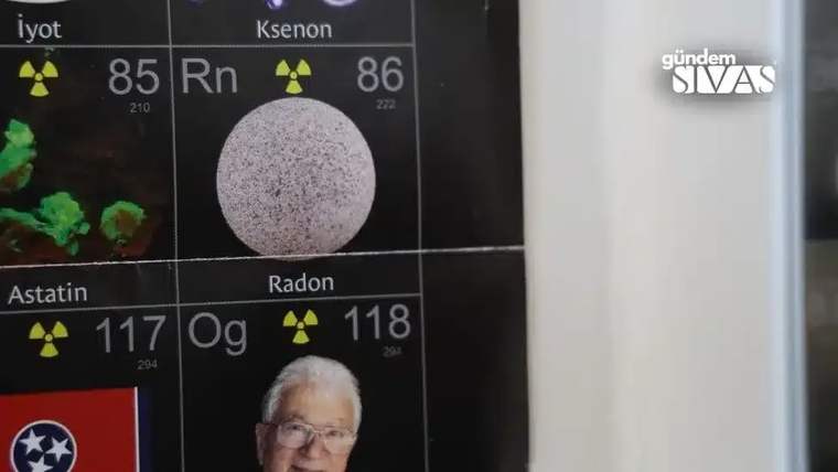 Periyodik tablo ekranında, radyasyon işareti bulunan Radon ve Ksenon element kutuları görülüyor.