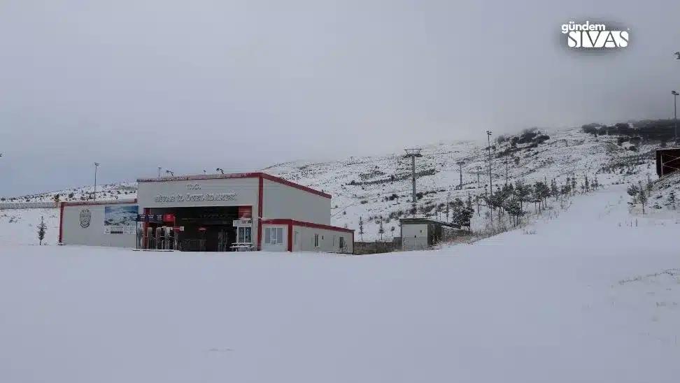 Sivas'ta Yıldız Dağ'ı Karla Kaplandı