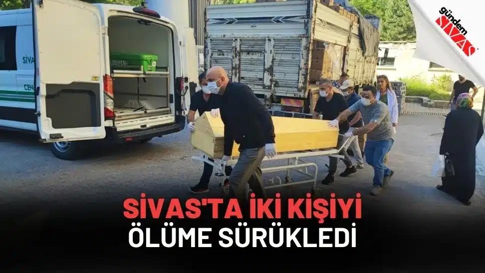 Bir grup insan, sarı bir tabutu hastane önünden taşıyor.