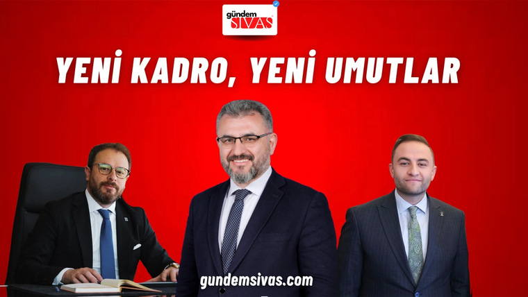 Üç kişi, kırmızı arka planda gülümseyerek poz veriyor; soldaki kişi masada oturuyor, diğerleri ayakta.